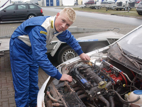 Ulrik Linnemann tager selv en tørn med rengøringen af konkurrencebilen mellem heatene.
